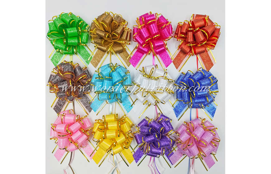 Lazo de tirar de pompon de organza con ribete de oro en forma de rosa